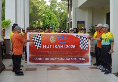 Semarakkan HUT IKAHI Ke-73, Hakim dan Aparatur Peradilan Tingkat Banding di Pontianak Jalan Santai Perkuat Integritas